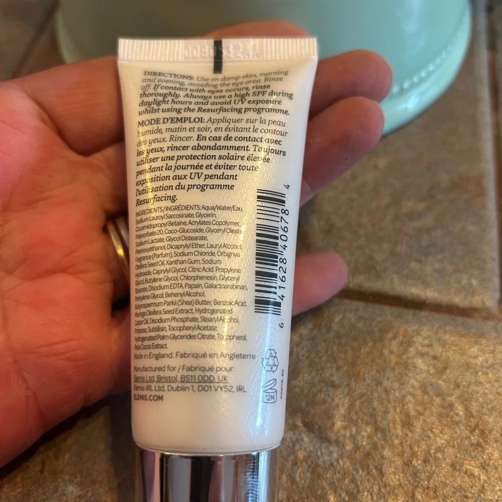 Elemis Radiant Skin Resurfacing Facial Wash 1 oz Travel Size - Picture 4 of 5